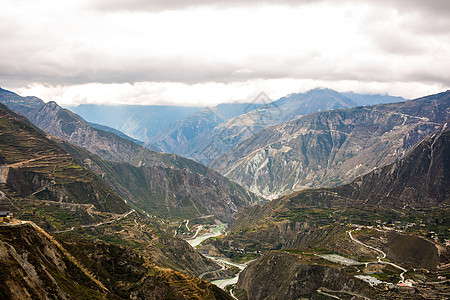 四川汶川地区险峻的山脉图片