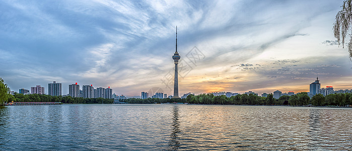 北京电视塔夕阳下的玉渊潭公园背景