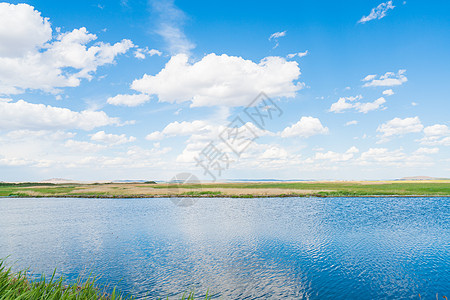 草原湖边小径高清图片