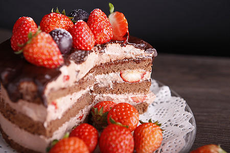 欧式食物巧克力淋面草莓蛋糕背景