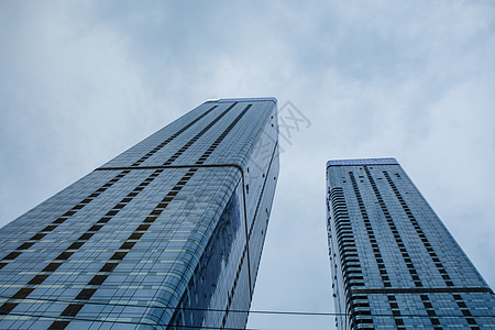 天空下的城市高楼图片