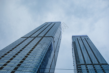 天空下的城市高楼背景图片