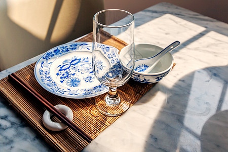 青花瓷餐具陶瓷酒杯高清图片