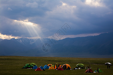 耶稣山赛里木湖旁扎营背景