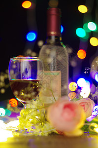 夜晚的红酒葡萄酒Party高清图片