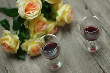 红酒和花图片