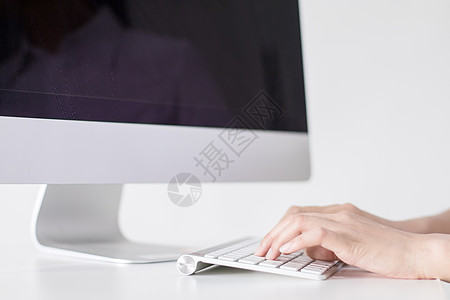互联网客服手和苹果键盘特写背景