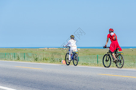 青海湖骑行背景图片