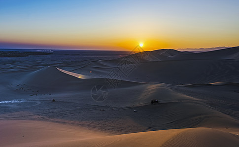 红色蓝色沙漠之海的一缕晨光背景