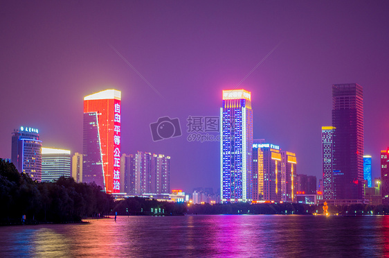 天鹅湖夜景与天空图片