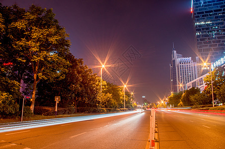 城市道路-光轨与天空背景图片