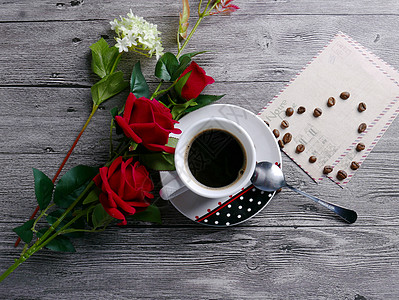 爱心情侣杯子咖啡与玫瑰背景