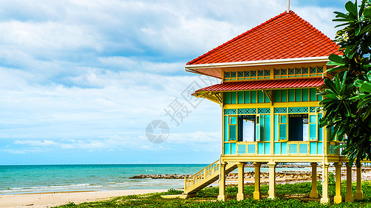 海滩草地海滩边的小木屋背景