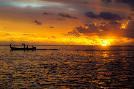 天空之鱼素材夕阳背景