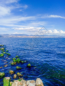 云南大理-洱海的蓝天白云背景图片