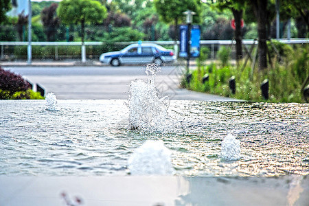 公园喷泉的动态水花背景图片