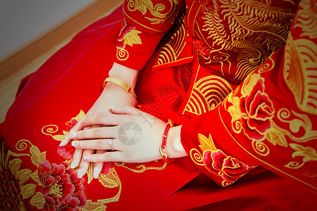 身穿中式礼服的新娘手部特写图片
