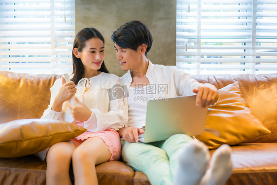 家居男女情侣生活图片