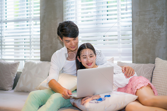 家居男女情侣生活图片