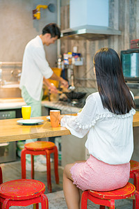 家居男女情侣生活图片