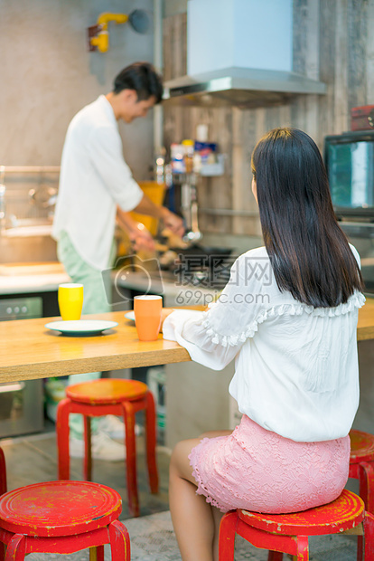 家居男女情侣生活图片