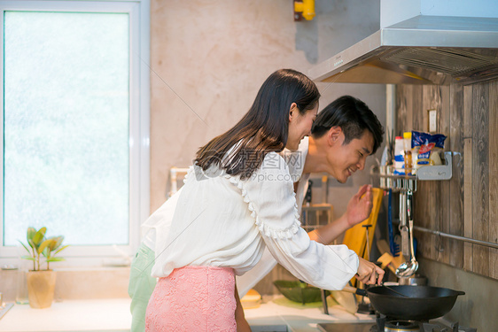 家居男女情侣生活图片