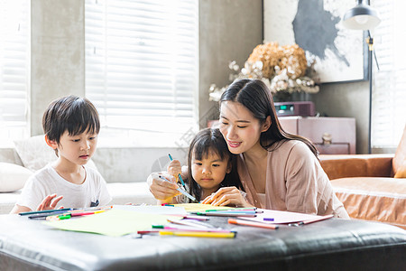 妈妈在家里教孩子画画背景图片