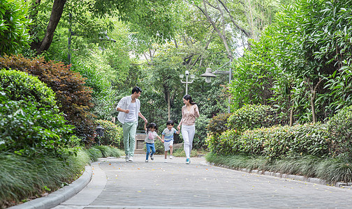 儿童奔跑年轻父母带孩子小区散步运动背景