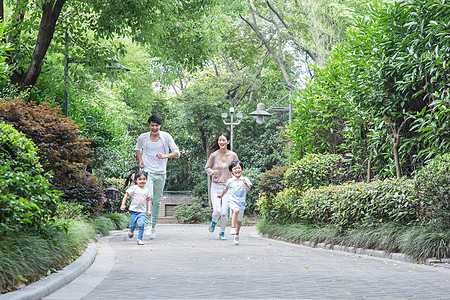 幸福社区年轻父母带孩子小区散步运动背景