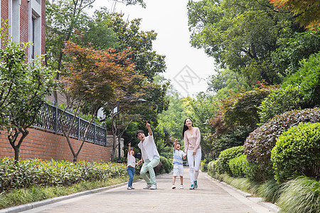 奔跑中的孩子年轻父母带孩子小区散步运动背景