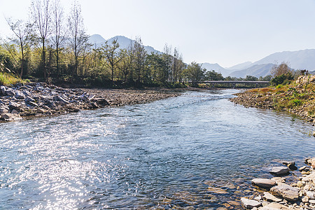 流水清澈山间流水河流背景