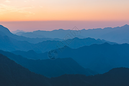 山脉日出日落图片