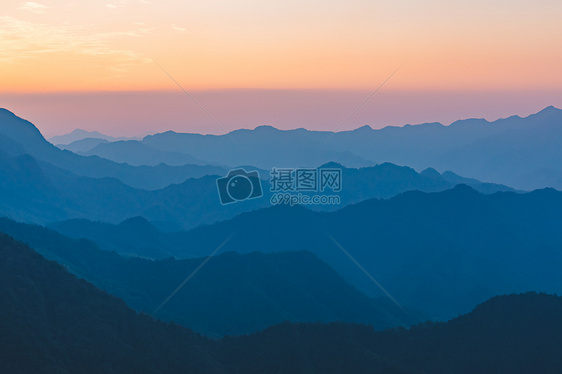 山脉日出日落图片
