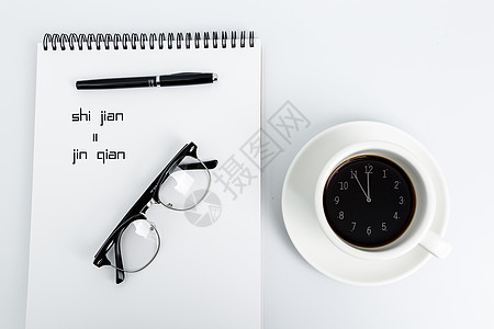 白瓷盘咖啡中的时间设计图片