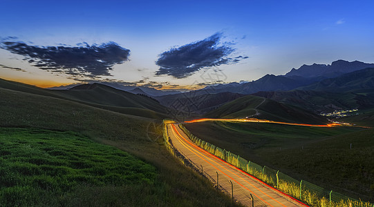 草原公路夜景图片