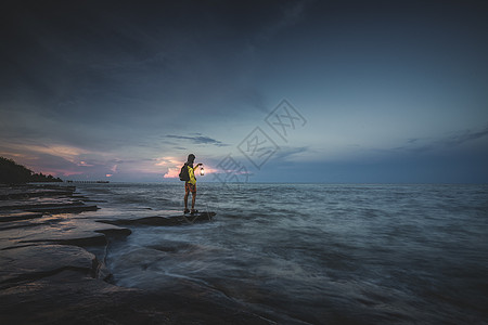 沙滩大海涠洲岛海边手拿马灯的人背景