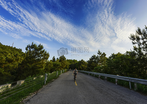 在公路上骑车的男子图片