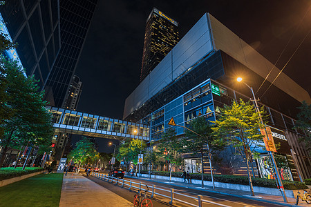 城市建筑雨夜街景高清图片