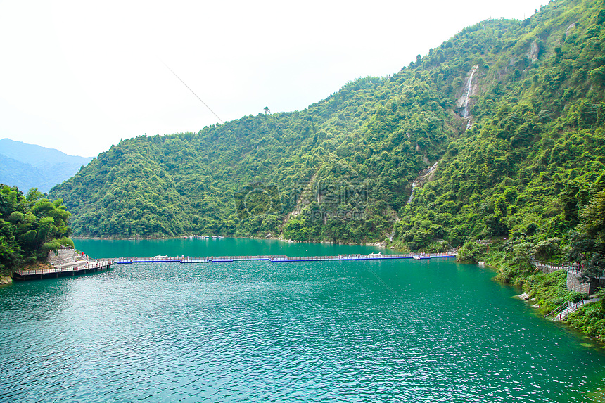 高山流水成碧湖图片