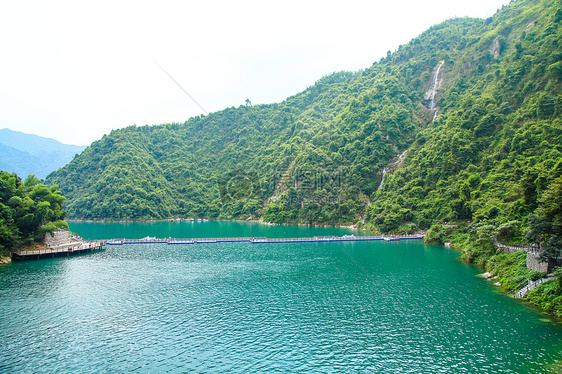 高山流水成碧湖图片