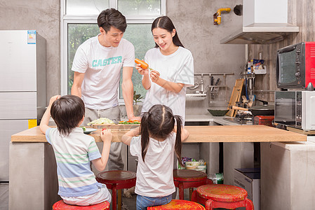 年轻父母与孩子一起在厨房做饭背景图片