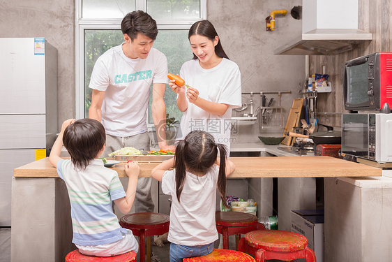 年轻父母与孩子一起在厨房做饭图片