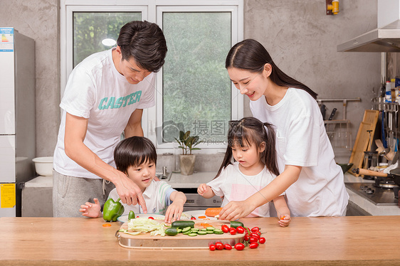 年轻父母与孩子一起在厨房做饭图片