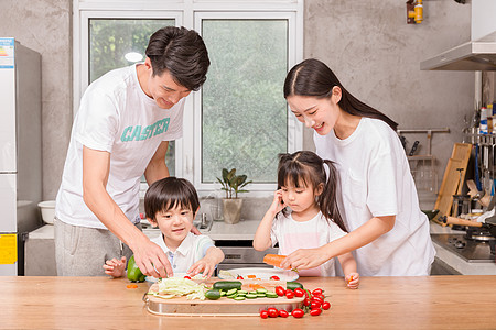 年轻父母与孩子一起在厨房做饭图片