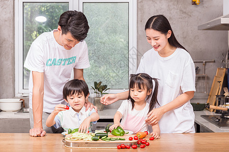 年轻父母与孩子一起在厨房做饭炒菜高清图片素材