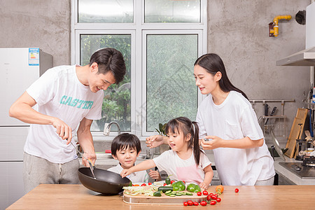 爸爸妈妈和孩子一起在厨房做菜背景图片