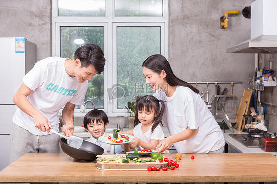 爸爸妈妈和孩子一起在厨房做菜图片