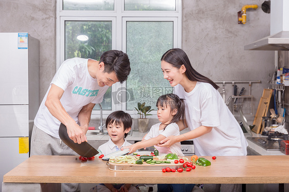 爸爸妈妈和孩子一起在厨房做菜图片