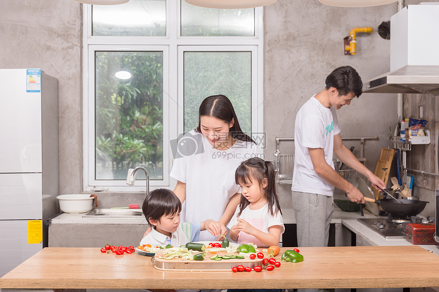 爸爸妈妈和孩子一起在厨房做菜图片