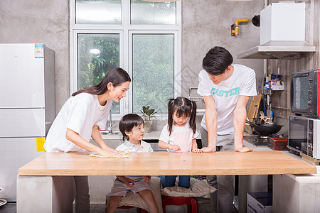 亲子劳动孩子学习帮助父母做家务擦桌子背景